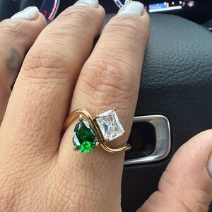 Elegant Gold and Green Ring